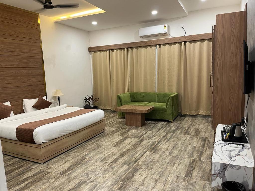 Hotel Eco Park Rewa Bagian luar foto