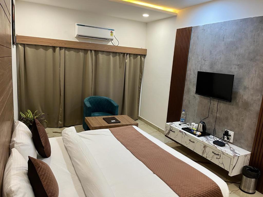 Hotel Eco Park Rewa Bagian luar foto