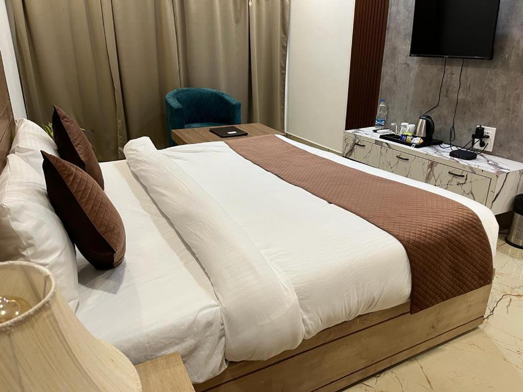 Hotel Eco Park Rewa Bagian luar foto